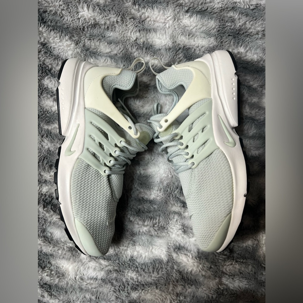 Nike Women's Athletic Shoes - Light Green and Cream